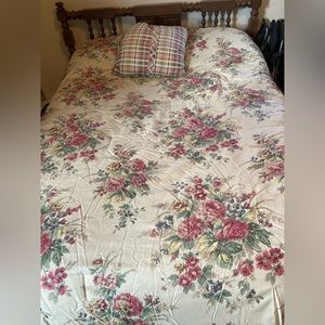 King comforter with 2 shams & a pillow Used 1 winter In good shape